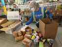 Les bénévoles de la Toronto Daily Bread Food Bank emballent les marchandises dans des boîtes destinées aux nécessiteux le mois dernier.  Les responsables du DBFB ont déclaré que la demande avait augmenté de 30% cette année.
