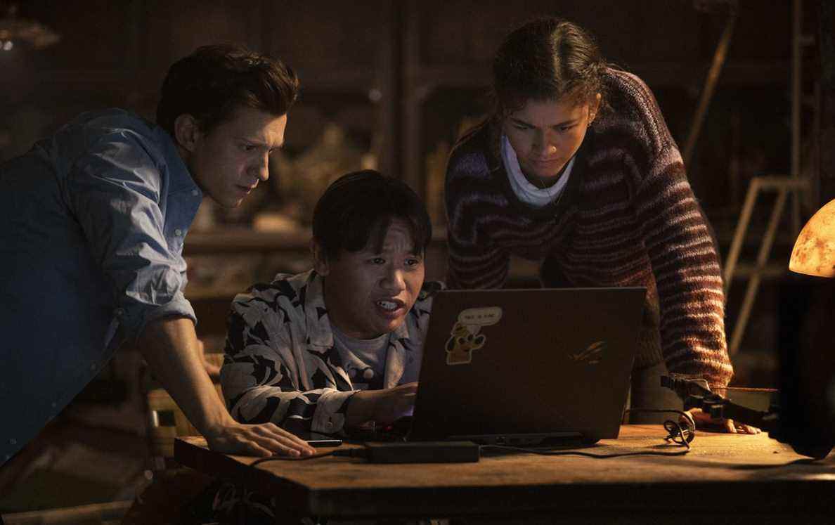 Peter Parker, Ned Leeds et MJ se réunissent autour d'un ordinateur portable dans Spider-Man: No Way Home.