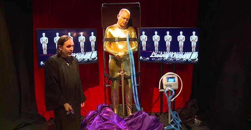 Mark Proksh dans le rôle de « L'Oscar vivant » lors d'une émission spéciale sur l'Oscar On Cinema