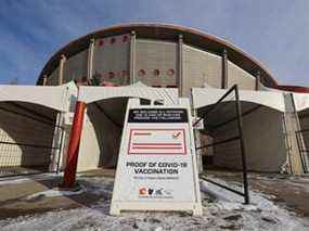 Le Scotiabank Saddledome, domicile des Flames de Calgary, a été photographié lundi.  La LNH a reporté trois matchs en raison d'une épidémie de COVID dans l'équipe.