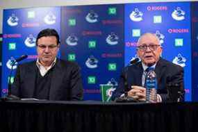 Le président et directeur général par intérim des Canucks de Vancouver, Jim Rutherford, à droite, répond aux questions lors de sa première conférence de presse alors que le propriétaire Francesco Aquilini est assis avec lui le lundi 13 décembre 2021.