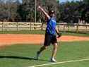 Jordan Romano réussit quelques lancers à la Little Wrigley Baseball Academy en Floride.