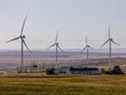 Des éoliennes fonctionnent au parc éolien West Coast One près de Vredenburg, en Afrique du Sud, le 6 octobre 2021. 