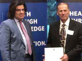 Le Dr Neil Hanon (à droite) reçoit un prix de la faculté clinique pour l'excellence en enseignement clinique de l'UBC en 2018.