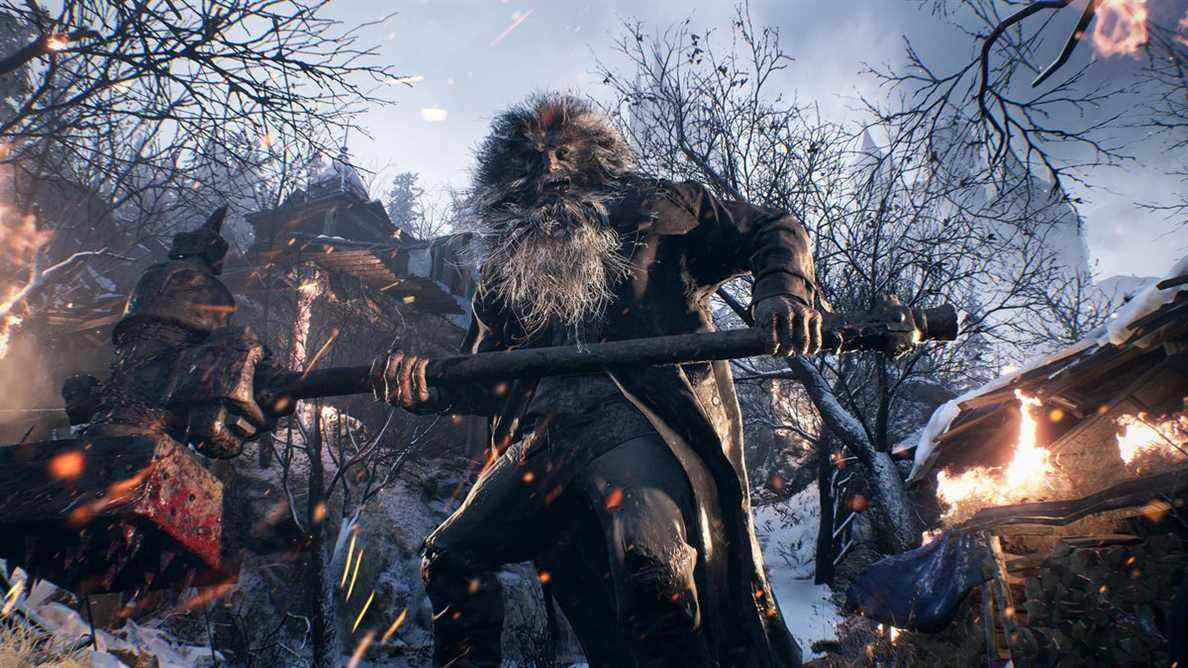 Un villageois géant tenant un marteau fait face au joueur dans une capture d'écran de Resident Evil Village