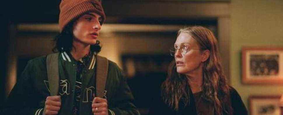 L'image du premier aperçu de Quand vous aurez fini de sauver le monde présente Finn Wolfhard et Julianne Moore dans le rôle de la mère et du fils