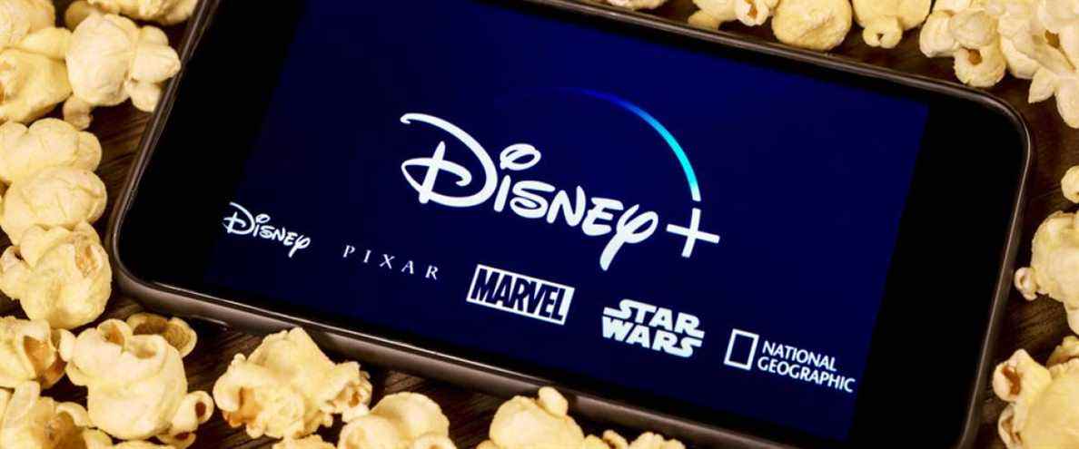 Disney Plus sur smartphone avec pop-corn.