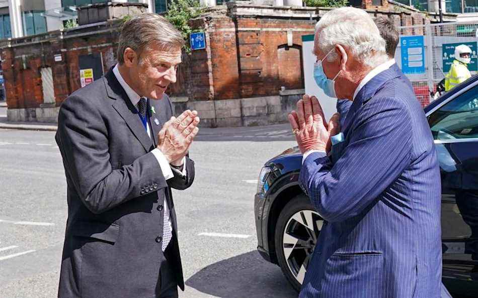 Le prince Charles est accueilli par William Russell, l'ancien lord-maire de Londres, alors qu'il arrive pour une visite de Smithfield Market, le nouveau site du musée de Londres, en mai de cette année - Arthur Edwards/AFP