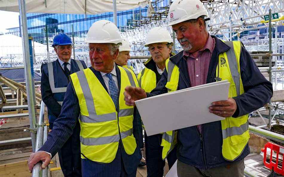 Le prince de Galles s'entretient avec le directeur du site Mick Sterne lors de sa visite au marché de Smithfield en mai de cette année - Arthur Edwards/AFP