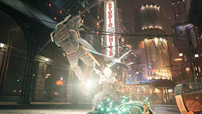 Cloud lance une attaque contre un soldat Shinra dans les rues de Midgar dans Final Fantasy VII Remake Intergrade