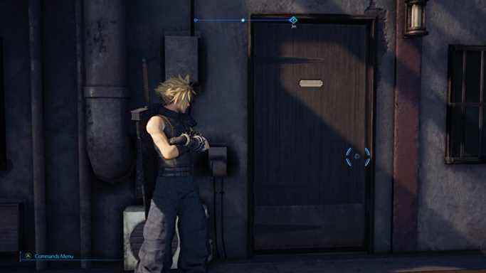 Cloud se tient devant une porte en bois (avec des textures basses) dans Final Fantasy VII Remake Intergrade