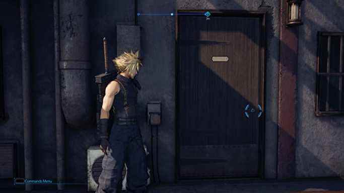 Cloud se tient devant une porte en bois (avec des textures élevées) dans Final Fantasy VII Remake Intergrade
