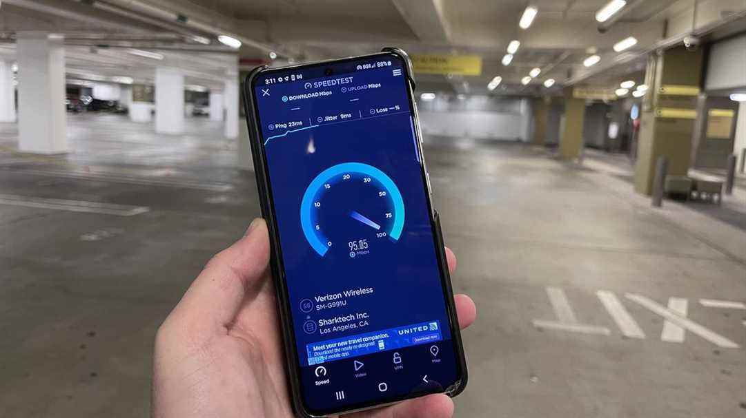 Un Samsung Galaxy S21 5G connecté au réseau de test en bande C de Verizon, à deux étages sous terre dans un parking.