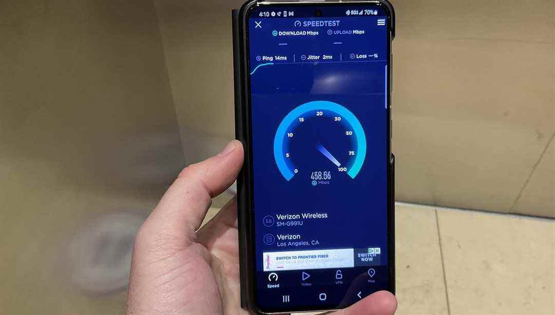 Un Samsung Galaxy S21 5G connecté au réseau de test de bande C de Verizon dans le centre-ville de Los Angeles, effectuant un test de vitesse à l'intérieur d'un ascenseur.