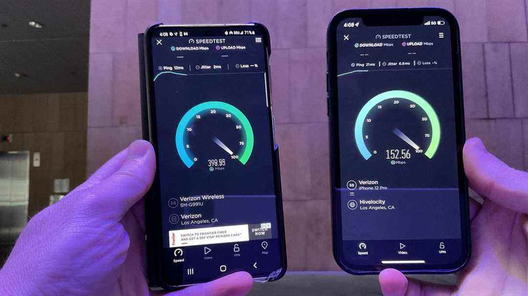 Samsung Galaxy S21 5G (à gauche) connecté au réseau en bande C par rapport à l'iPhone 12 Pro (à droite) connecté au réseau 5G à ondes millimétriques.