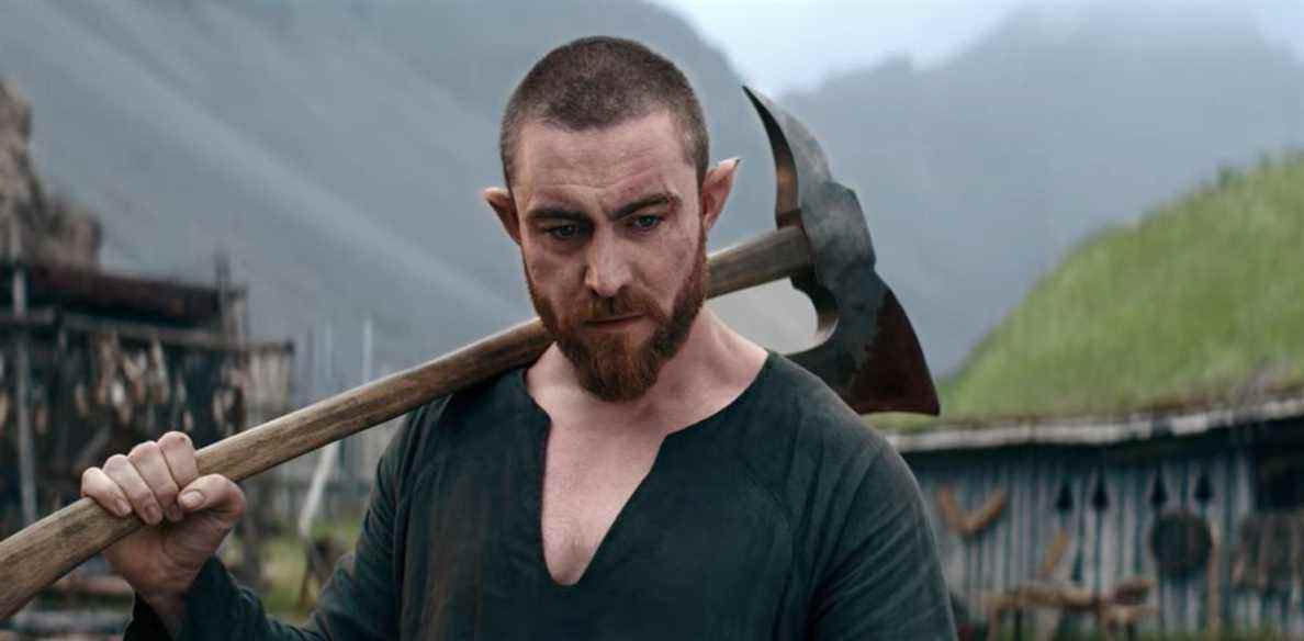 Laurence O'Fuarain dans le rôle de Fjall, tenant une hache dans The Witcher: Blood Origin