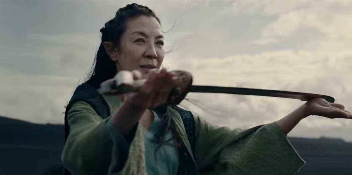 l'elfe de l'épée nommé Scian (Michelle Yeoh) tenant une épée dans The Witcher: Blood Origin