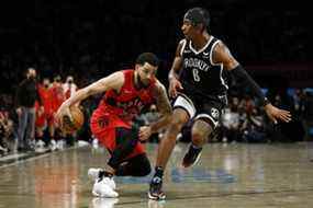Fred VanVleet des Raptors dribble contre David Duke Jr. des Brooklyn Nets pendant les prolongations au Barclays Center le 14 décembre 2021. SARA STIER/GETTY IMAGES