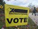 Un électeur se rend à Dartmouth, en Nouvelle-Écosse, pour voter aux élections fédérales de 2019.  Les débats des chefs devraient avoir lieu dans les provinces de l'Atlantique ainsi que dans l'Ouest canadien, pour répondre aux préoccupations régionales, écrit Rex Murphy.
