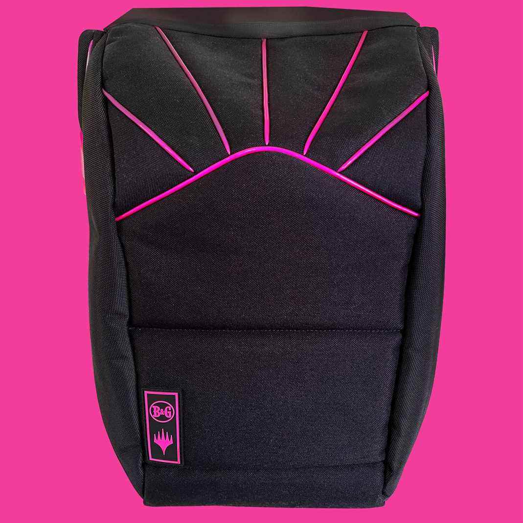 Un sac à dos noir avec passepoil rose fluo.