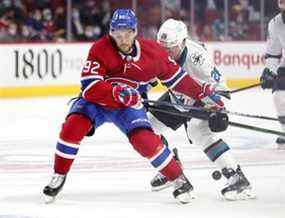 Jonathan Drouin des Canadiens se bat pour une rondelle libre avec Jasper Weatherby des Sharks de San Jose en deuxième période au Centre Bell le 19 octobre 2021.