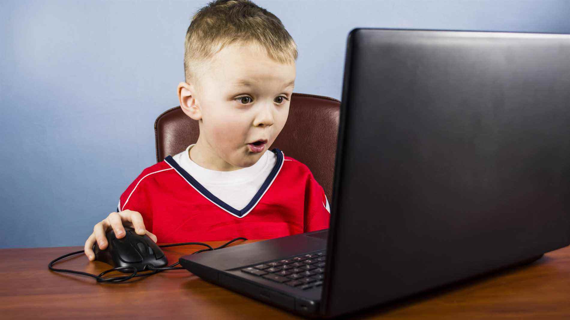 Un enfant utilisant un ordinateur portable