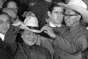 Dans cette photo d'archive de 1979, Deng Xiaoping essaie un chapeau de cowboy lors d'un rodéo au Texas.