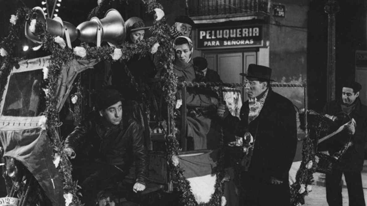Plácido : des hommes se rassemblent autour d'une voiture de Noël