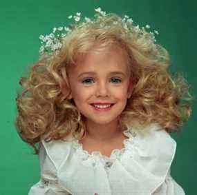 La reine de beauté des enfants JonBenet Ramsey a été brutalement assassinée dans sa maison de Boulder, Colorado, le 25 décembre 1996.
