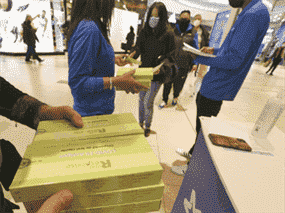 Les gens font la queue dans un centre commercial de Toronto où 1 000 kits de test rapide d'antigène COVID-19 ont été distribués gratuitement en raison de l'inquiétude suscitée par la propagation de la variante Omicron, le 16 décembre 2021.