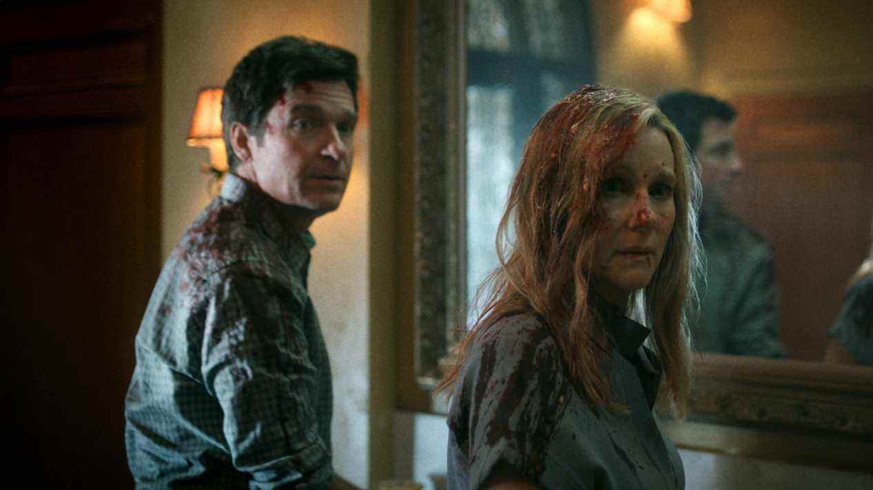 Jason Bateman et Laura Linney se tiennent ensanglantés devant un miroir à Ozark.