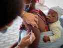 Un agent de santé administre le vaccin COVID-19 à une jeune mère à Johannesburg, en Afrique du Sud, le 4 décembre 2021.  