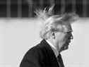 Les cheveux du président américain Donald Trump flottent dans le vent alors qu'il monte à bord d'Air Force One avant de s'envoler pour le Vietnam pour assister au sommet annuel de la Coopération économique Asie-Pacifique (APEC) à l'aéroport de Pékin le 10 novembre 2017. 