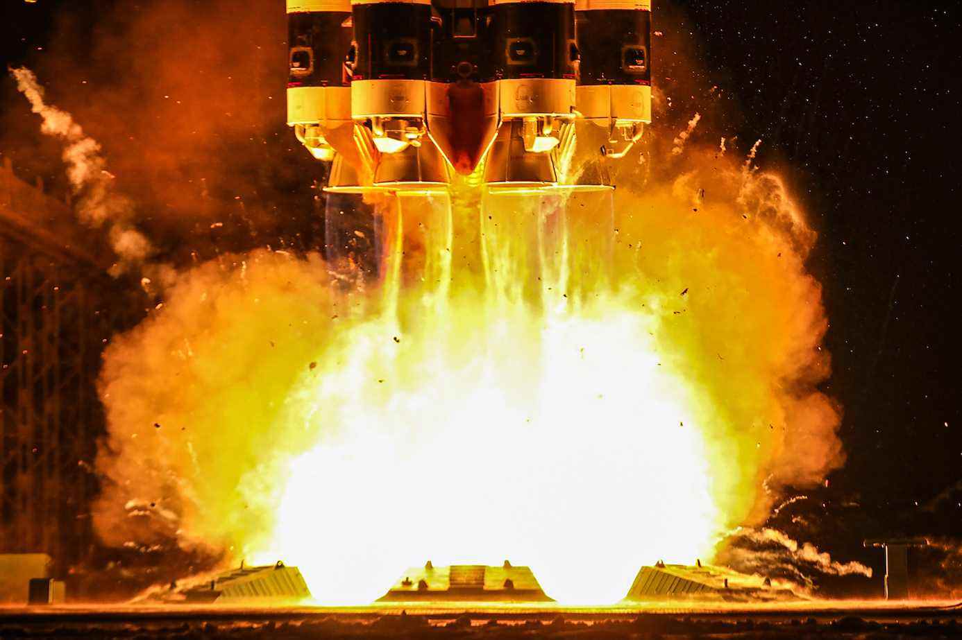 BAIKONUR, KAZAKHSTAN, 13 DÉCEMBRE 2021 : La fusée Proton-M avec l'étage supérieur Breeze-M transportant les satellites de télécommunications Express-AMU3 et Express-AMU7 décolle du cosmodrome de Baïkonour.  Proton-M va placer les deux satellites de la Russian Satellite Communication Company (RSCC) en orbite géostationnaire.  Bureau de presse de Roscosmos/TASS (Photo par le bureau de presse de RoscosmosTASS via Getty Images)