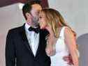 Ben Affleck embrasse l'actrice et chanteuse Jennifer Lopez à leur arrivée pour la projection du film 