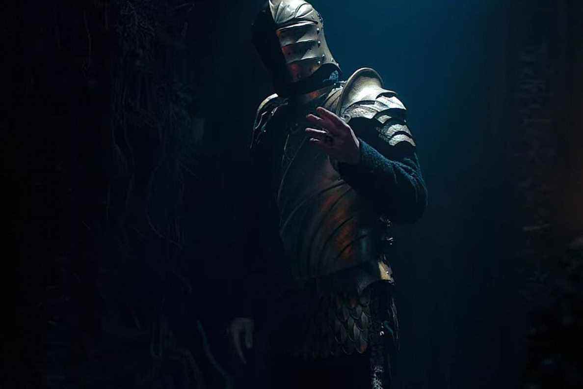 Emhyr, complètement masqué par son armure, dans la saison 2 de The Witcher