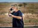 Alec Baldwin parle au téléphone dans le parking à l'extérieur du bureau du shérif du comté de Santa Fe à Santa Fe, NM, après avoir été interrogé sur une fusillade sur le tournage du film 