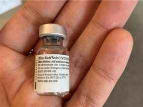 Dans le cadre de sa collection COVID-19, Ingenium a fait l'acquisition du premier flacon du vaccin Pfizer-BioNTech administré au Canada le 14 décembre 2020.