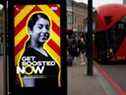 Un arrêt de bus affichant une publicité du gouvernement britannique faisant la promotion du programme de rappel du vaccin NHS COVID-19 à Londres, le vendredi 17 décembre 2021.