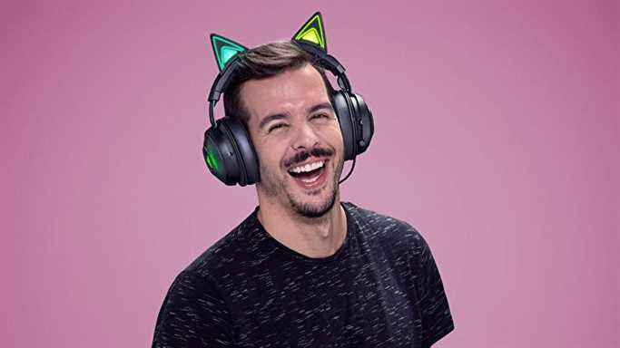 Une photographie d'un homme déraisonnablement heureux de porter les écouteurs Razer Kraken Kitty.