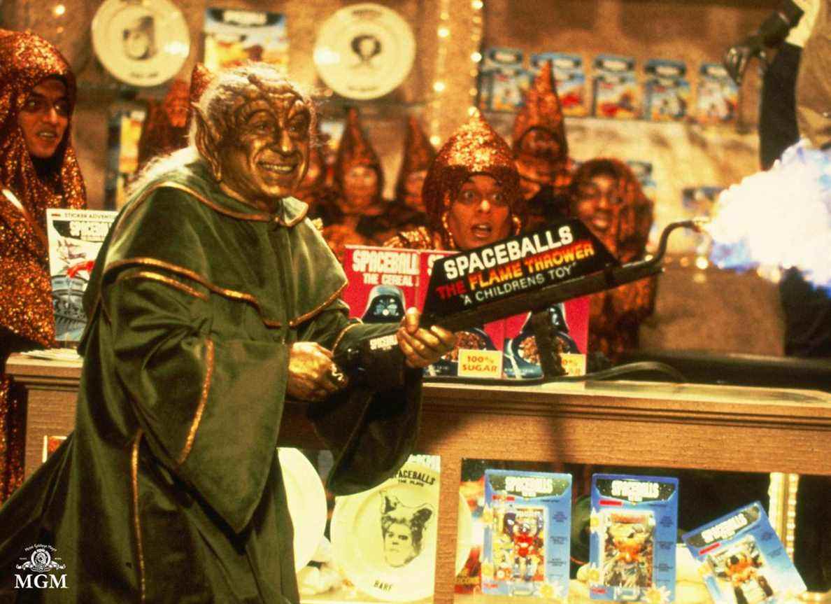 Mel Brooks dans le rôle de Yoda parodie Yogurt in Spaceballs, colportant des marchandises.