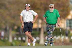 John Daly II et son père John Daly attendent de putter sur le 18e green lors de la finale du tournoi de golf du championnat PNC sur le parcours de Grande Lakes Orlando le 19 décembre 2021. Jeremy Reper-USA TODAY Sports