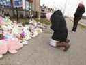 Jillian McLeod (R), de Justice 4 Families, et son amie, Beata Cioncka (L), portent des tuques commémoratives roses à l'occasion du cinquième anniversaire de la mort par collision de Karolina Ciasullo et de ses petites filles Klara, 6 ans, Lilianna, 3 et Mila.