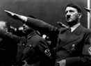 Une photo datée de 1939 montre le chancelier nazi allemand Adolf Hitler faisant le salut nazi lors d'un rassemblement à côté de 