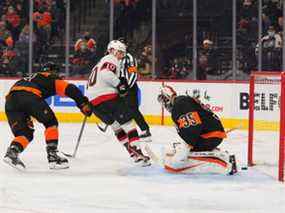L'ailier gauche des Sénateurs Alex Formenton (10) marque un but contre le gardien des Flyers Martin Jones en deuxième période du match de samedi à Philadelphie.