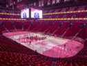 Les Flyers de Philadelphie et les Canadiens de Montréal se tiennent debout pendant les hymnes dans un Centre Bell vide à Montréal le 16 décembre 2021 après que le gouvernement du Québec a demandé que le match se joue sans spectateurs.