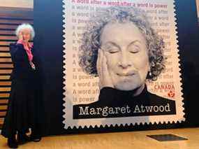 Tasses Margaret Atwood pour les médias lors du lancement, le 25 novembre 2021, d'un timbre commémoratif par Postes Canada à Toronto.