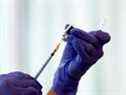 Un travailleur médical remplit une seringue avec une dose du vaccin contre la maladie à coronavirus Pfizer-BioNTech (COVID-19) alors que le Japon lance sa campagne de vaccination, au Tokyo Medical Center de Tokyo, Japon, le 17 février 2021. 