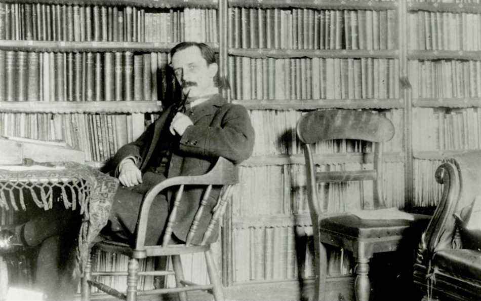 JM Barrie, l'auteur de Peter Pan, photographié en 1890 dans sa maison de Kirriemuir - National Trust for Scotland/National Trust for Scotland