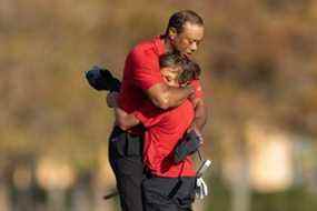 Tiger Woods et son fils Charlie Woods s'embrassent après la dernière ronde du tournoi de golf du championnat PNC au parcours Grande Lakes Orlando le 19 décembre 2021. Jeremy Reper-USA TODAY Sports